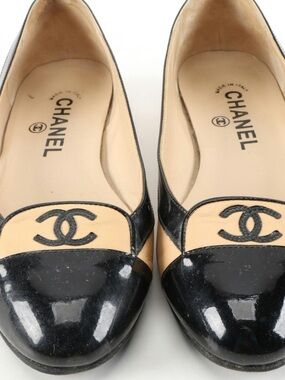 CHANEL Black and Beige Patent Leather Cap Toe Flats